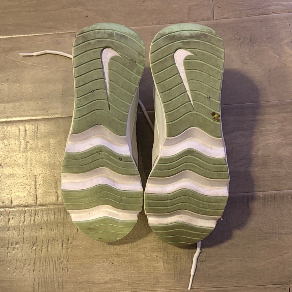 Nike shoes - Picture 4 of 5